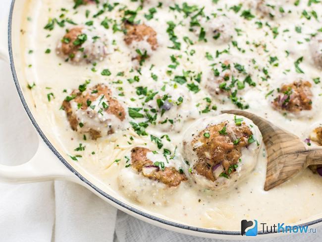 Биточки из куриной грудки с грибами в сливках