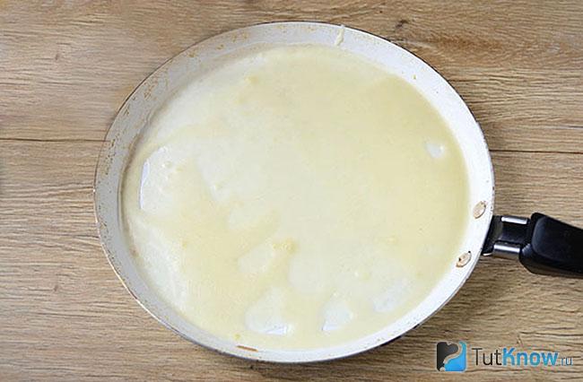 Основа для блинов вылитая на сковороду