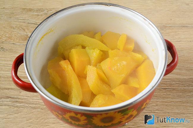 Отваренные кусочки тыквы в кастрюле