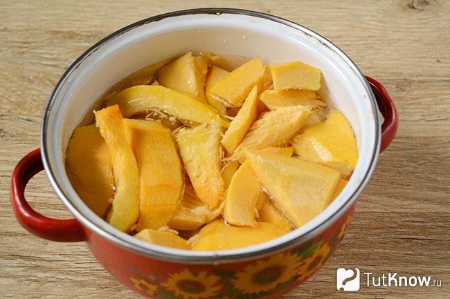 Кусочки тыквы в кастрюле