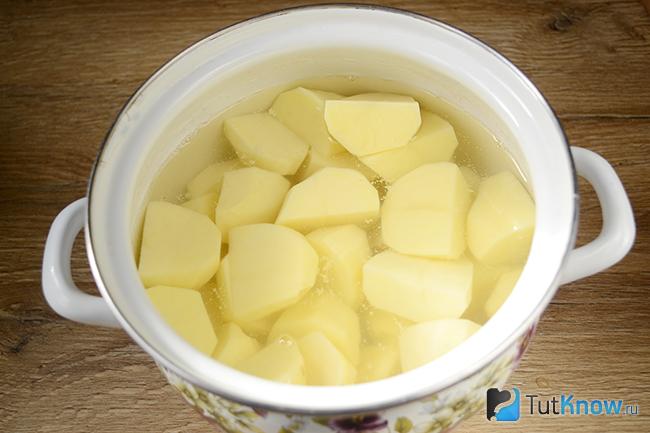Чищенный картофель в воде