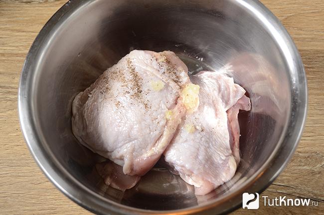 Куриные бёдра в миске со специями