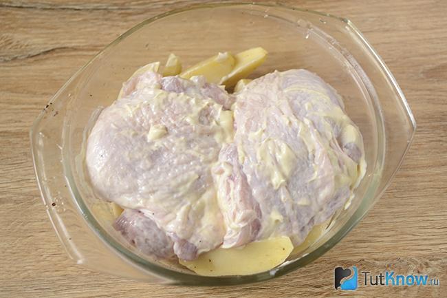 Куриные бёдра с картошкой в форме для запекания