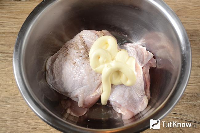 Куриные бёдра в миске со специями и майонезом
