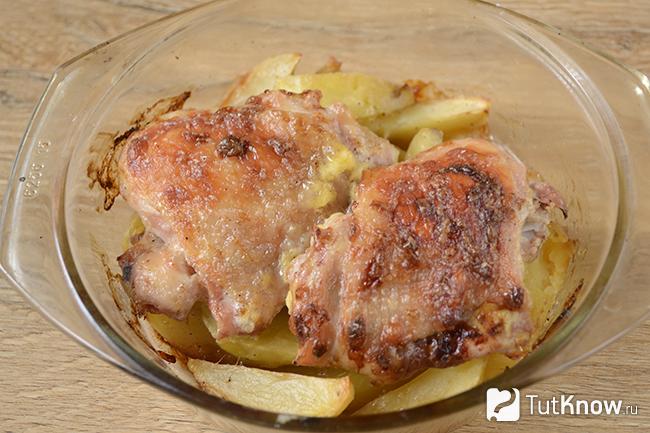Готовые куриные бёдра с картошкой