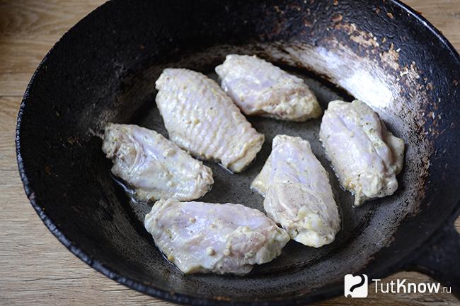 Куриные крылышки обжариваются