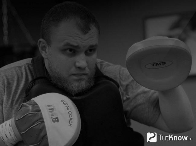 Мужчина в боксерских лапах