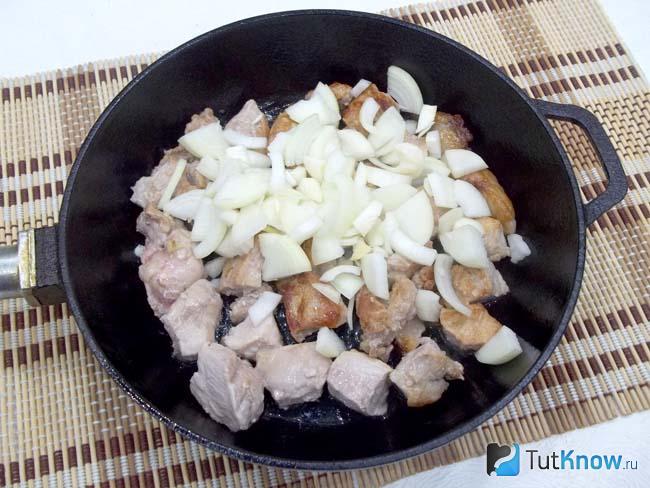 К мясу добавлен лук