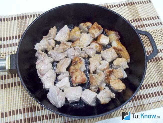 Мясо жарится