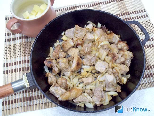 Жареные мясо с луком