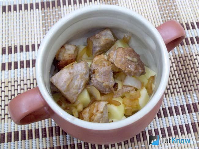 Жареное мясо разложено по горшочкам