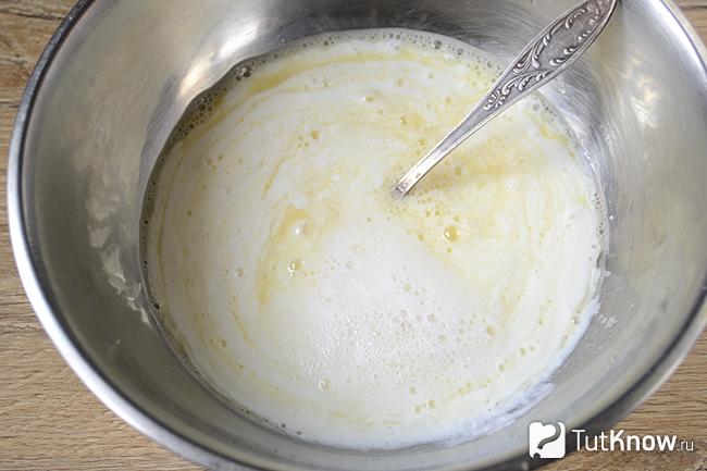 Взбитые яйца с сахаром и кислым молоком