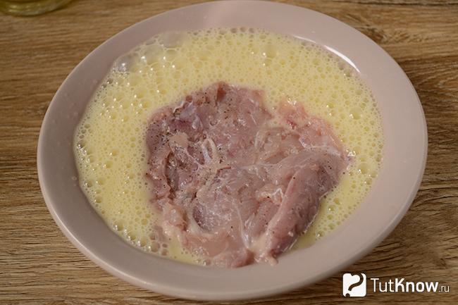 Отбитые куриные бёдра в яичном льезоне