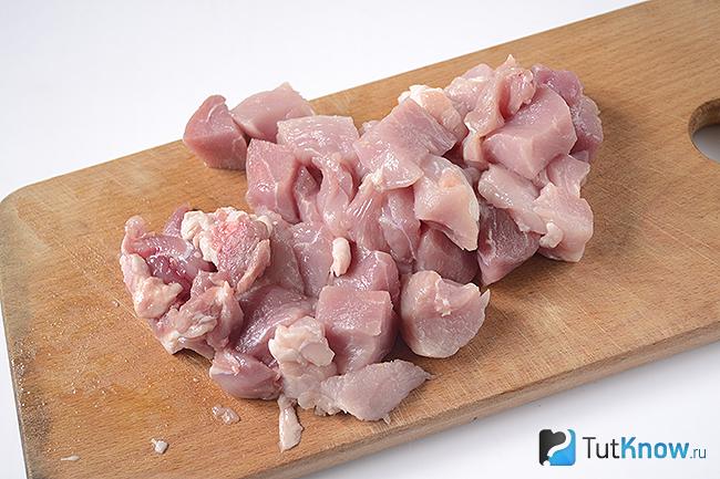 Порезанное мясо на доске