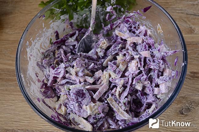 Готовый салат в миске