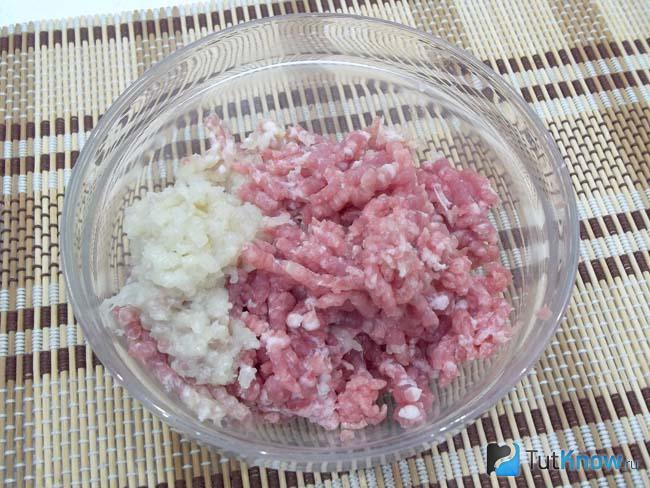 Мясо и лук перекручены
