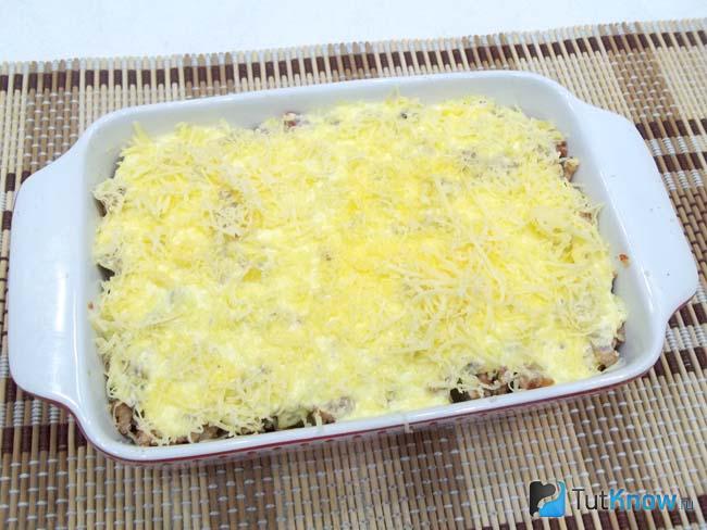 Продукты залиты сметаной и присыпаны сыром