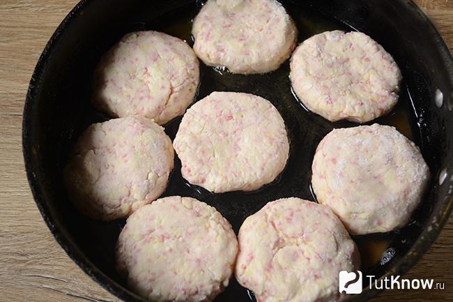 Обжариваем сырники