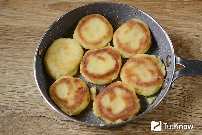 Сырники с кукурузной мукой на сковороде