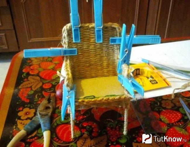 Скрепление деталей кресла прищепками