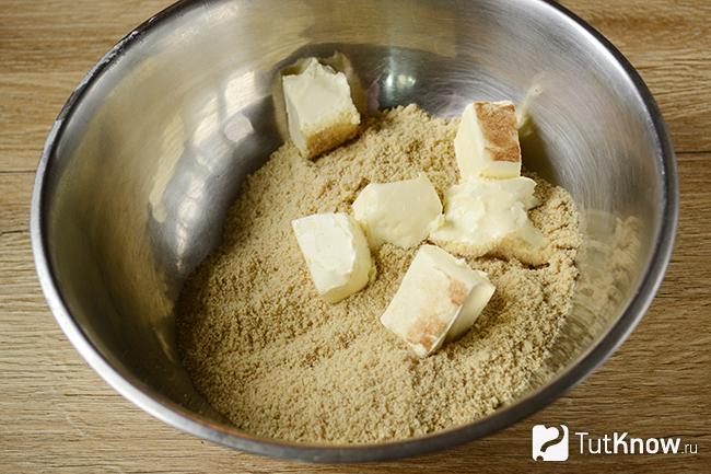 Крошка печенья, измельченные орехи и сливочное масло