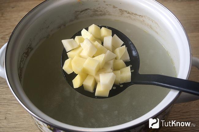 Добавляем к мясу картофель