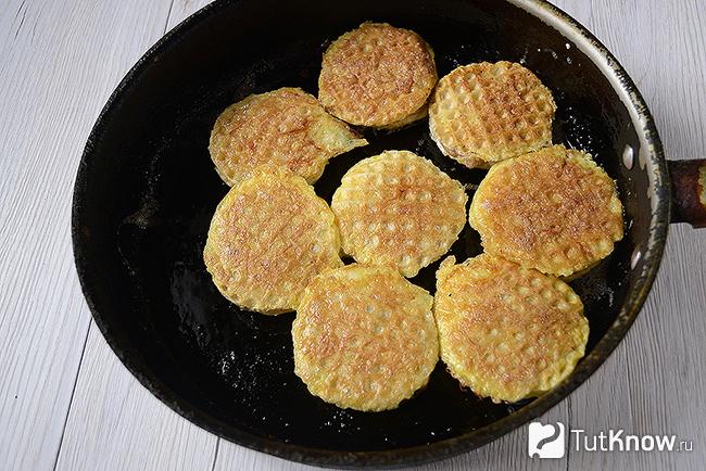 Вафли с фаршем на сковороде