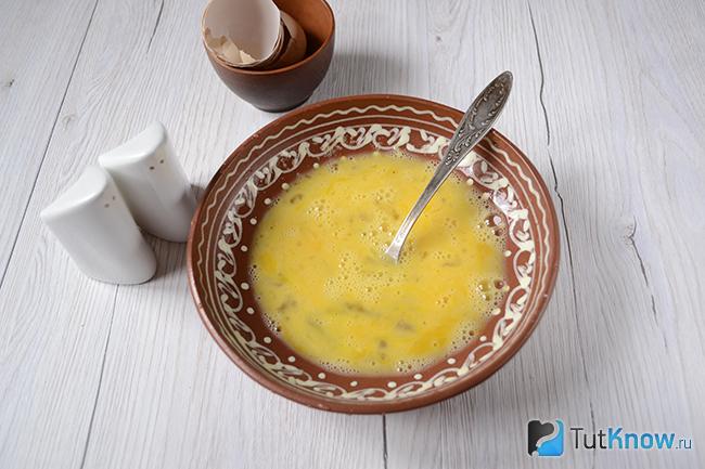 Взбитые яйца с солью и перцем