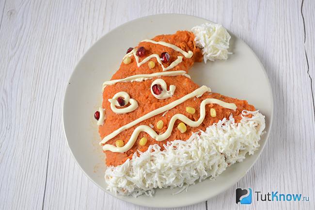 Украшенный салат Шапка Деда Мороза