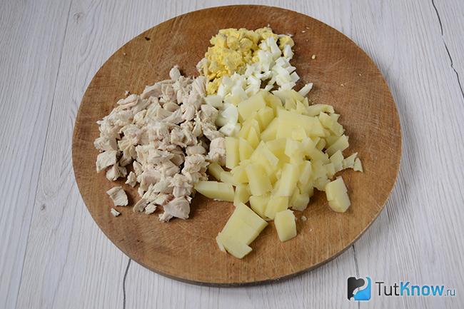 Отваренное мясо, картошка и яйцо