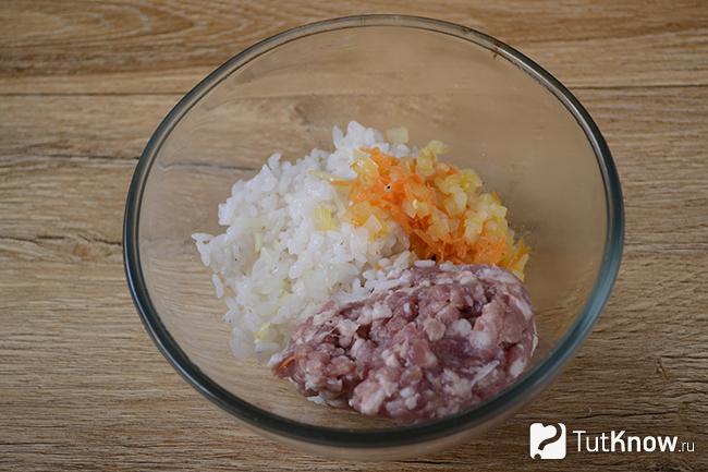 Рис с зажаркой и фаршем в миске