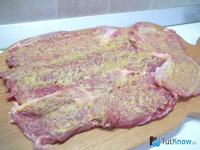Мясо смазано горчицей и соевым соусом