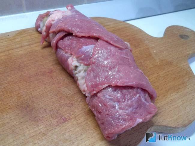 Мясо свернуто рулетом