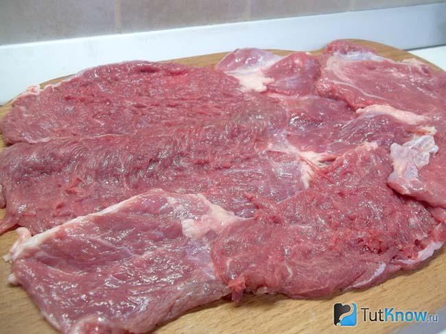 Мясо нарезано слайсами и выложено ровным пластом