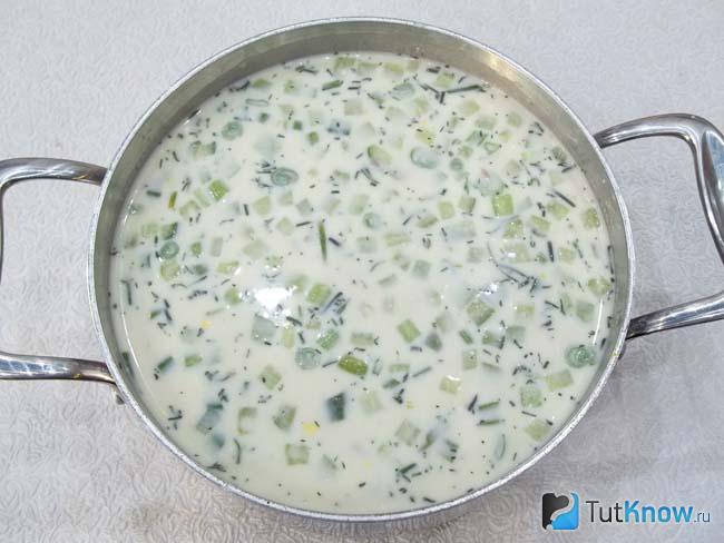продукты залиты кефиром и приправлены лимоном