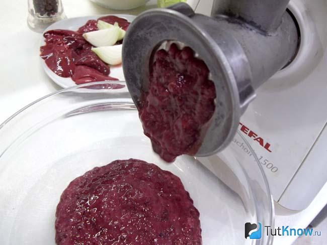 Печень и лук перекручены через мясорубку