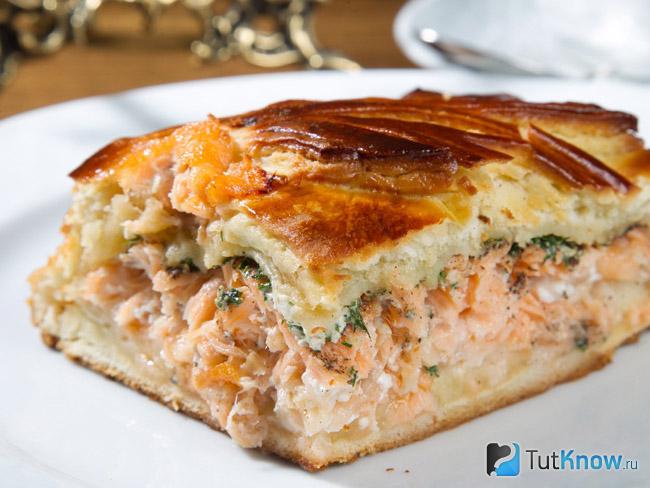 Слоеный пирог с рыбой и картофелем