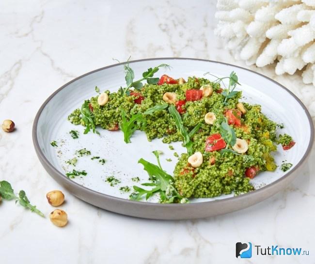 Кускус с песто и фундуком