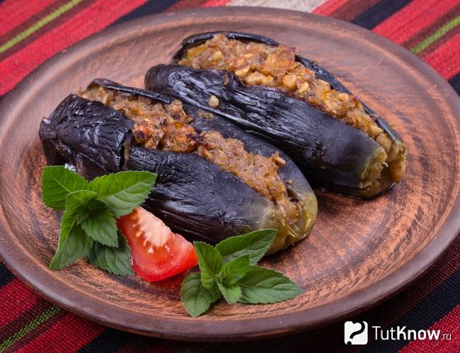 Запечённые баклажаны с грецкими орехами