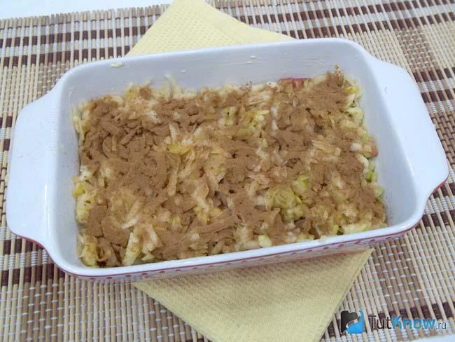 Яблоки присыпаны корицей