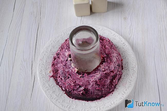 Майонезная сетка поверх слоя свёклы
