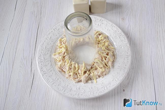 Майонезная сетка на кусочках курицы