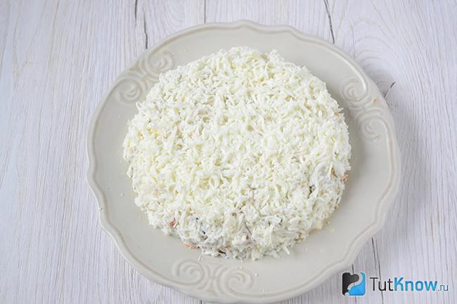 Засыпанный салат потёртым белком