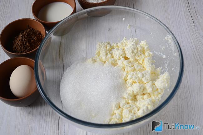 Творог с сахаром в миске