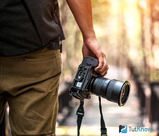 Мужчина фотограф-визуал
