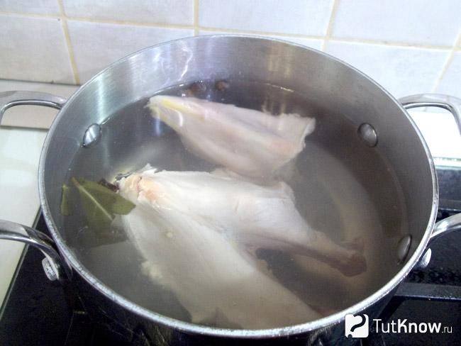 Мясо опущено в кастрюлю