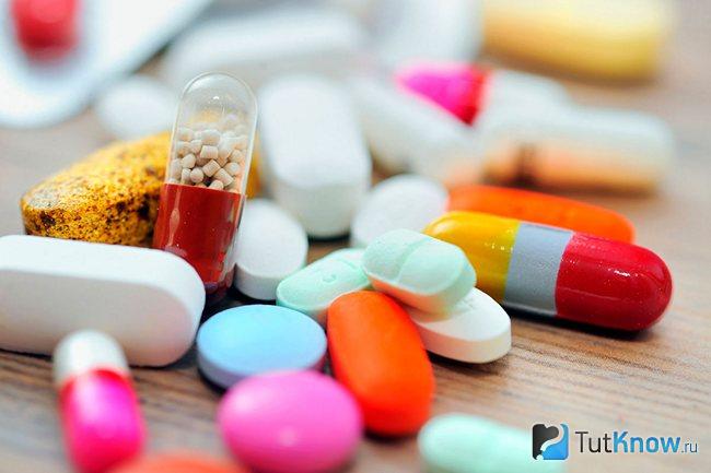 Разноцветные капсулы и таблетки, стимулирующие работу щитовидной железы