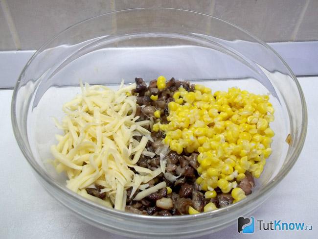 Грибы с луком соединены с кукурузой и сыром