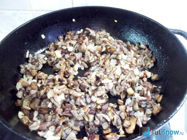 Грибы с луком жарятся
