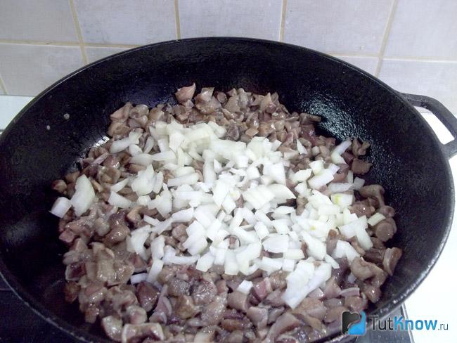 Грибы с луком жарятся